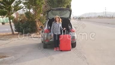 一位年轻的女旅行者，她的车旁边放着一个手提箱